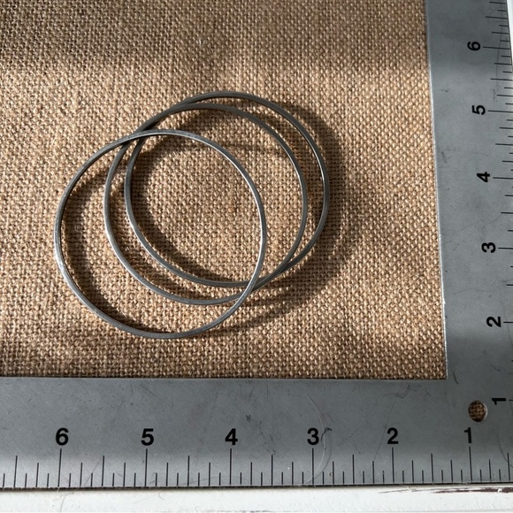 Set of 3 wavy silver tone circle rigid bangle bracelets pull on simple - Picture 4 of 4
